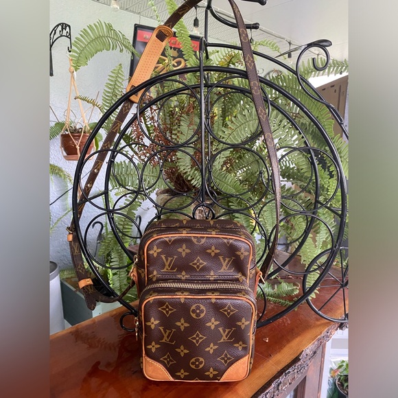 Louis Vuitton Amazon Crossbody in Beautiful Condition - Picture 2 of 16